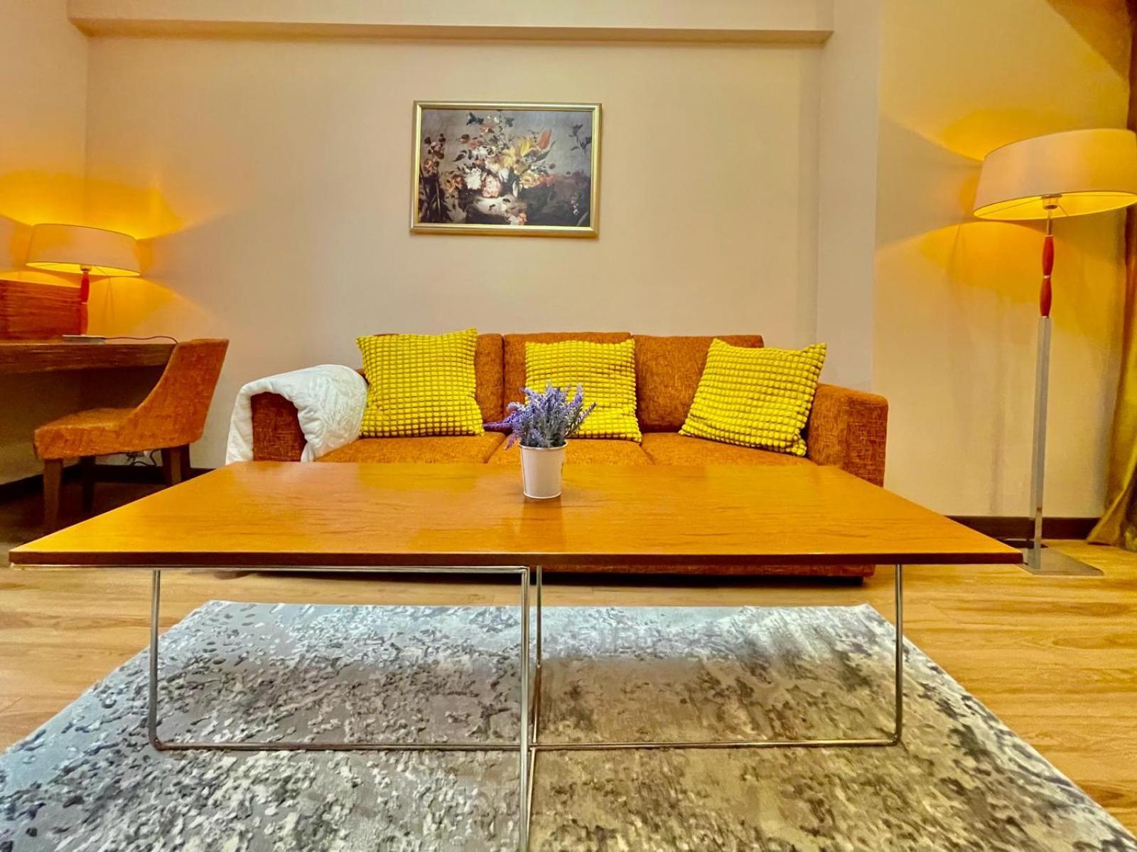 Royal Studio Apartment With A Perfect View - Yamaluxe Bucharest Luaran gambar