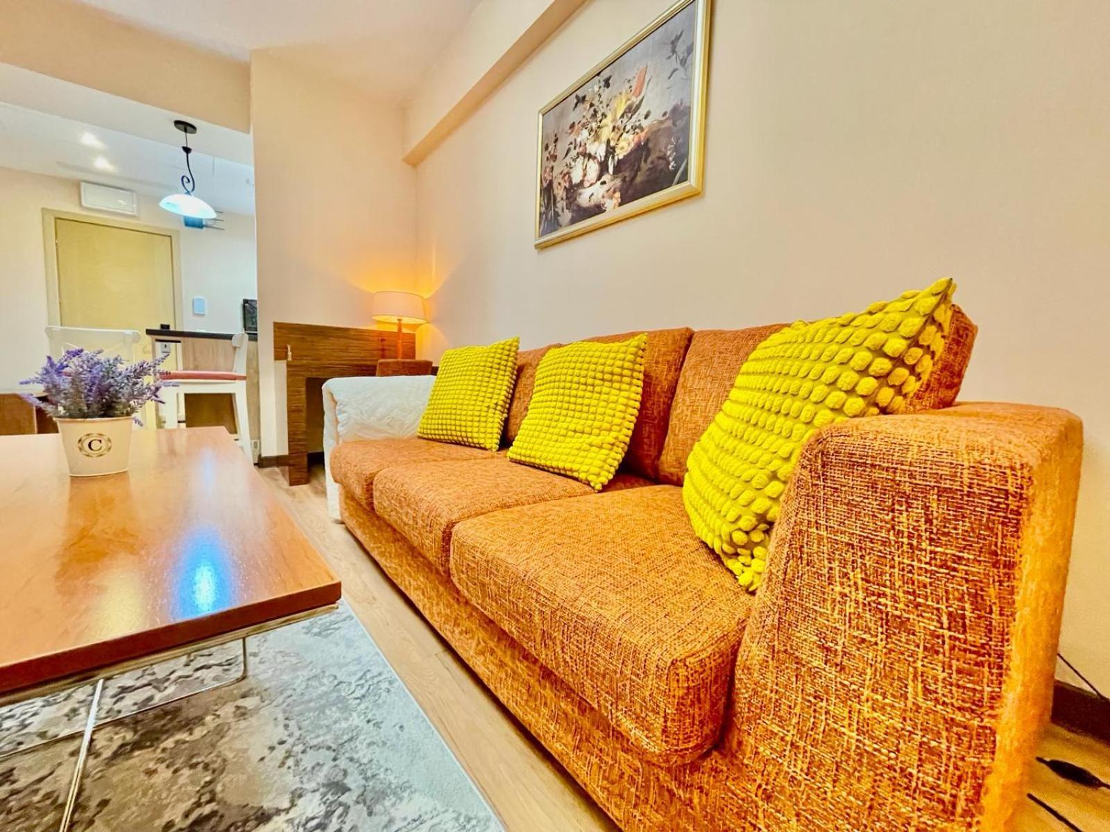 Royal Studio Apartment With A Perfect View - Yamaluxe Bucharest Luaran gambar