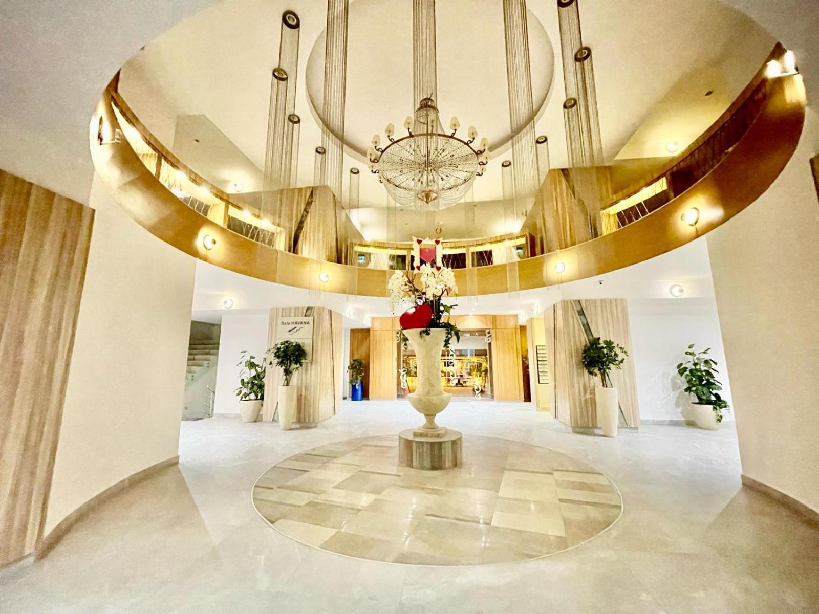 Royal Studio Apartment With A Perfect View - Yamaluxe Bucharest Luaran gambar