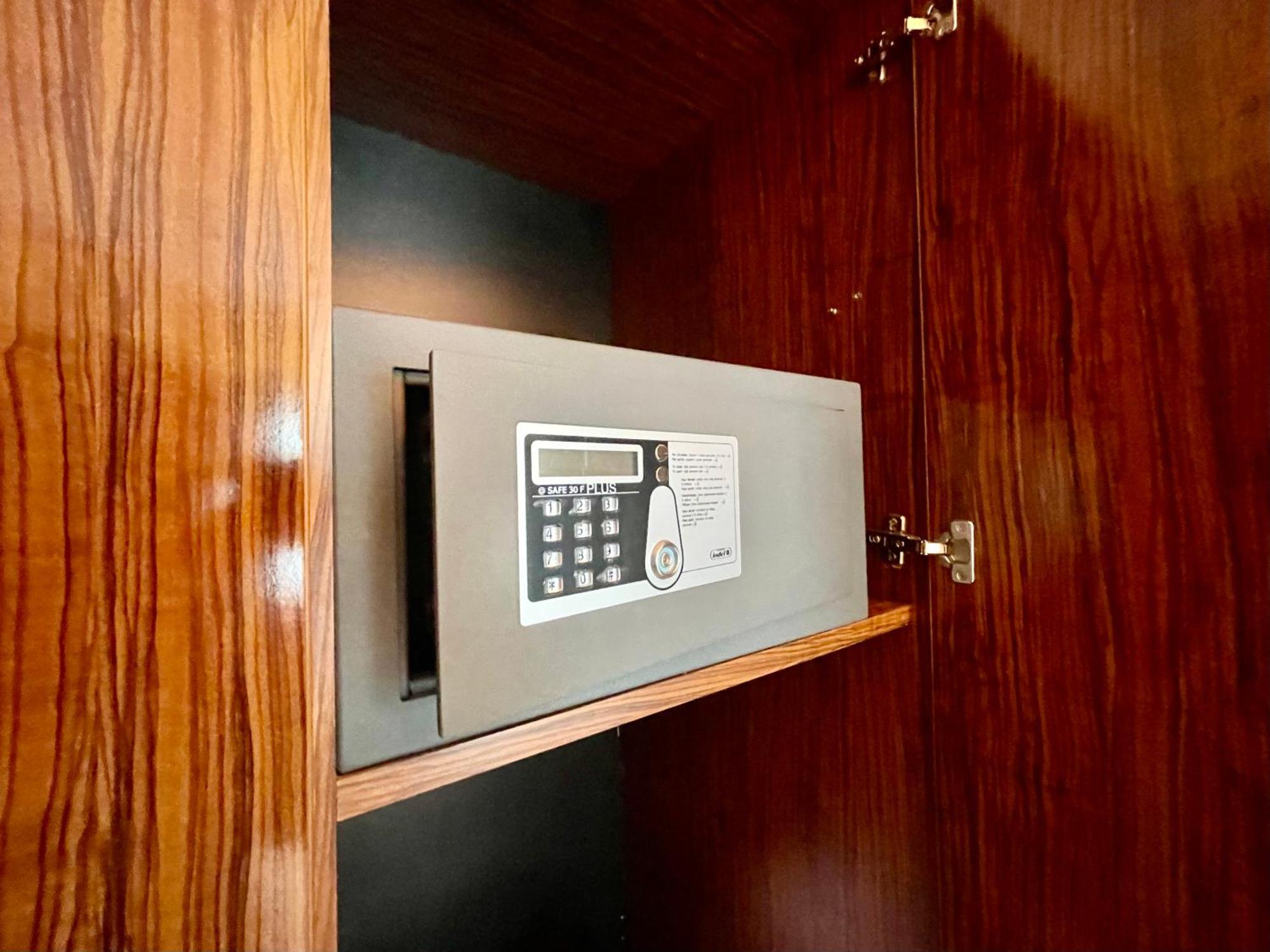 Royal Studio Apartment With A Perfect View - Yamaluxe Bucharest Luaran gambar