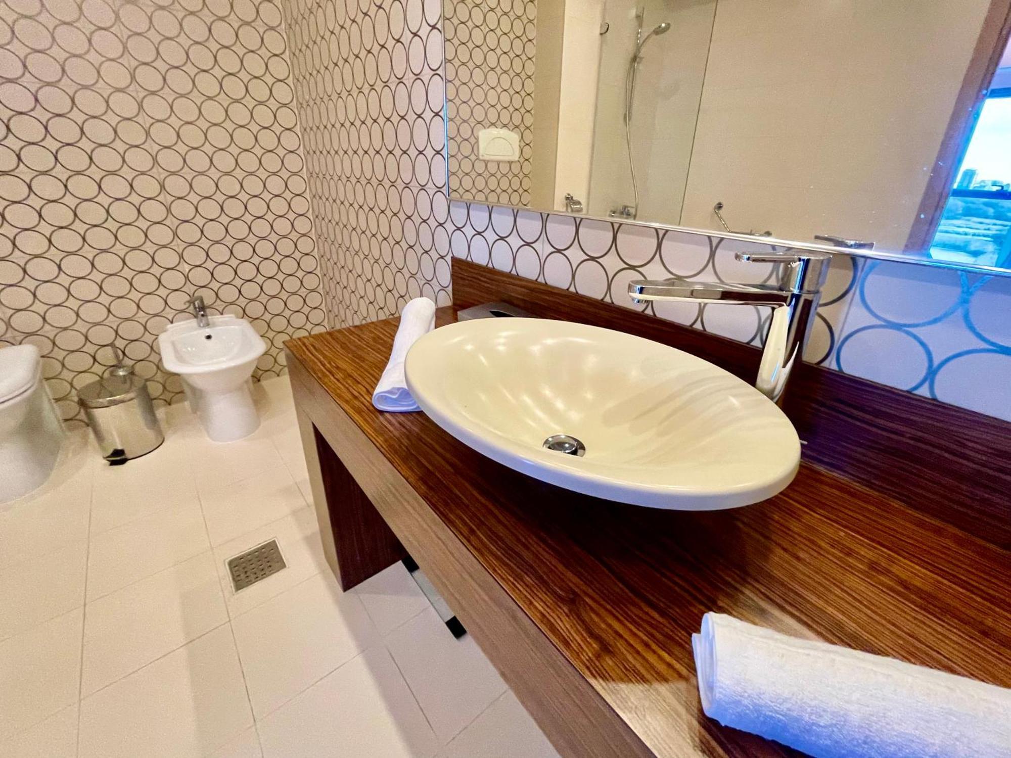 Royal Studio Apartment With A Perfect View - Yamaluxe Bucharest Luaran gambar