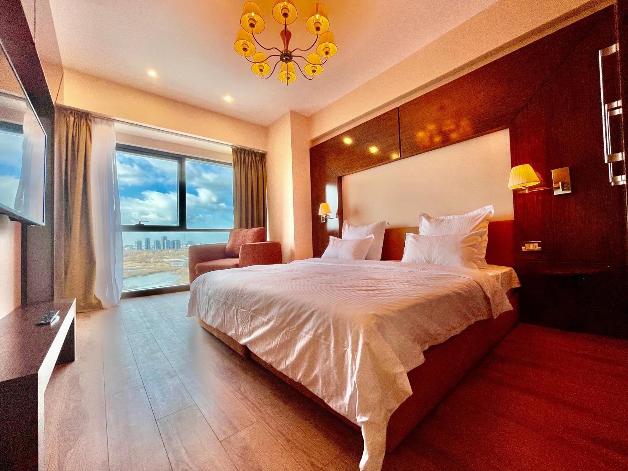 Royal Studio Apartment With A Perfect View - Yamaluxe Bucharest Luaran gambar