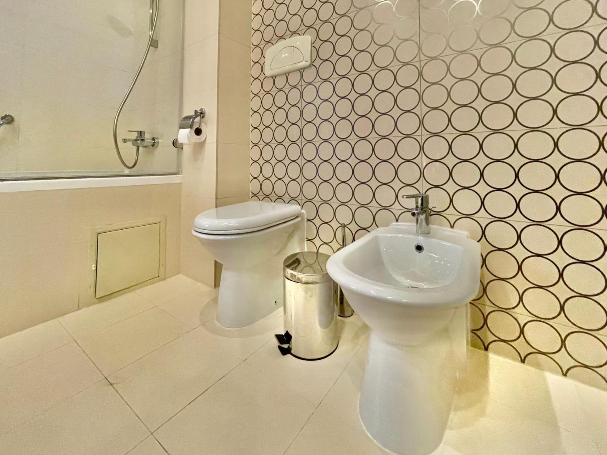 Royal Studio Apartment With A Perfect View - Yamaluxe Bucharest Luaran gambar