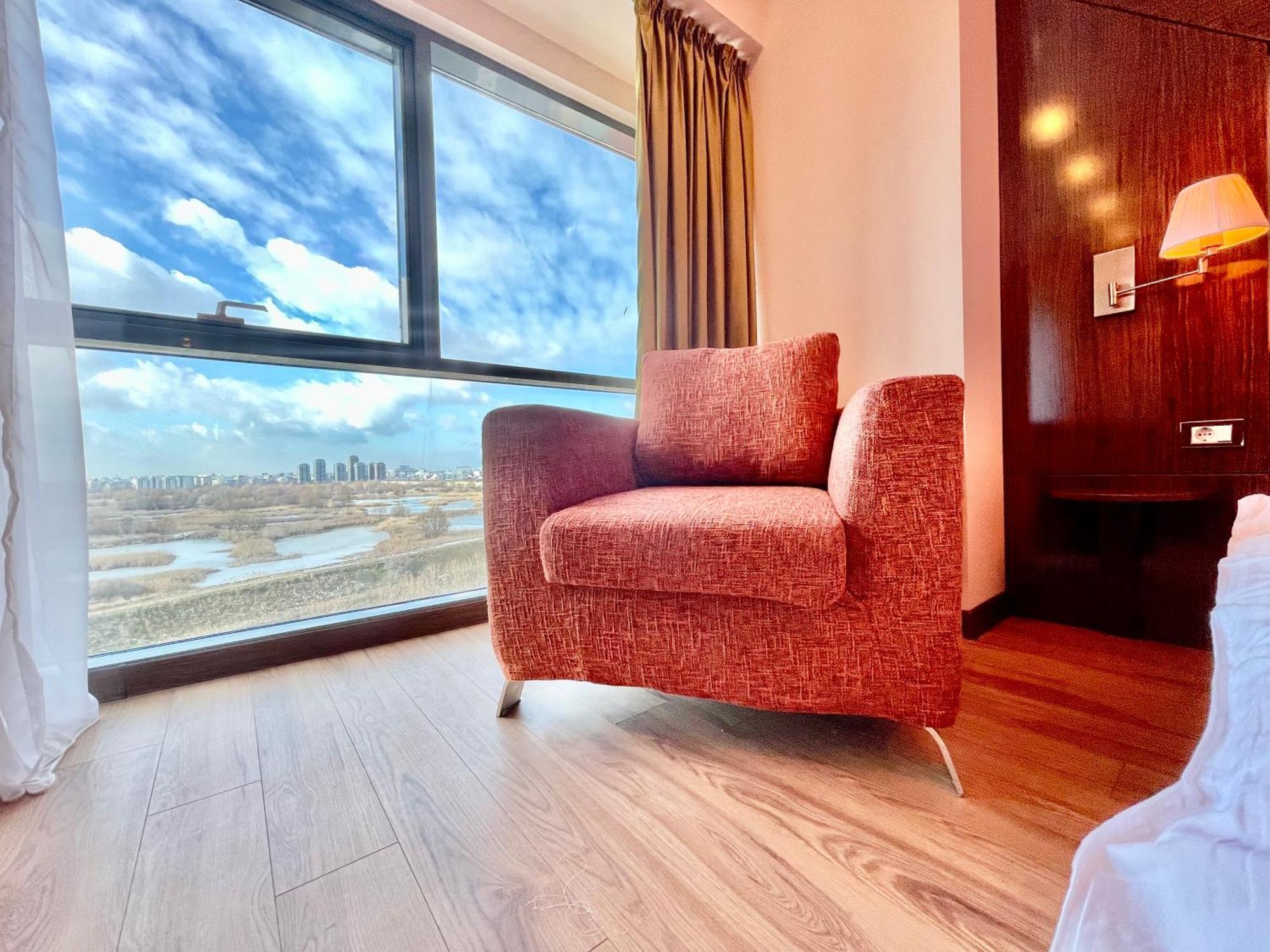 Royal Studio Apartment With A Perfect View - Yamaluxe Bucharest Luaran gambar